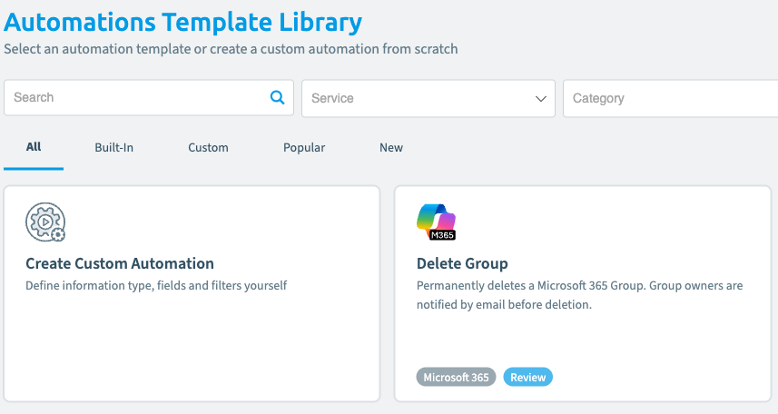 La Automations Template Library de Rencore Governance, con los filtros Search, Service y Category, las pestañas All, Built-In, Custom, Popular y New, la tarjeta Create Custom Automation y la plantilla integrada Delete Group etiquetada con Microsoft 365 y Review